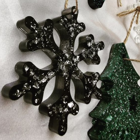 The large silvery flakes evoke a gentle late-night snowfall in this black epoxy casting.